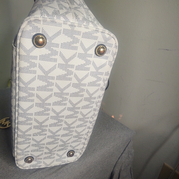 MICHAEL Kors Jet Set Large Snap Pocket
Tote Blue - Picture 8 of 8